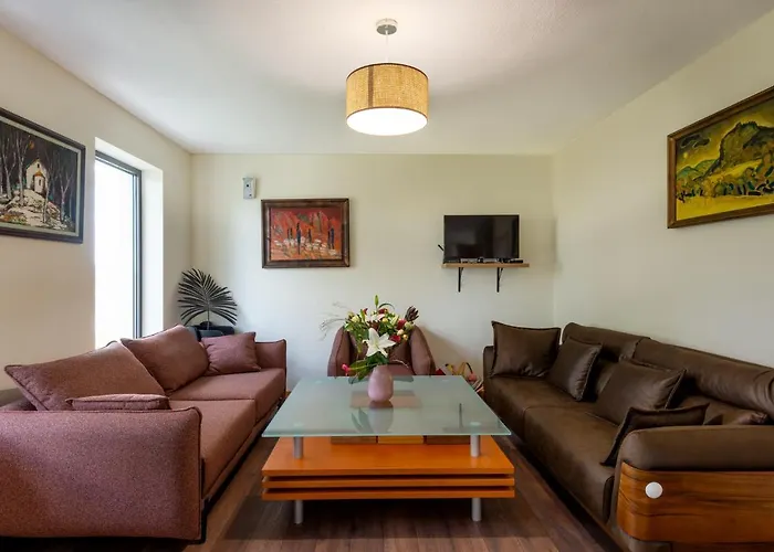 маринови 别墅 *